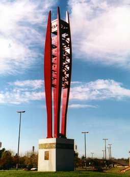 Vista completa de la mega-escultura en su emplazamiento